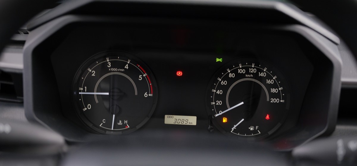 ảnh bảng điều khiển HILUX STANDARD 2.8 4X2 MT