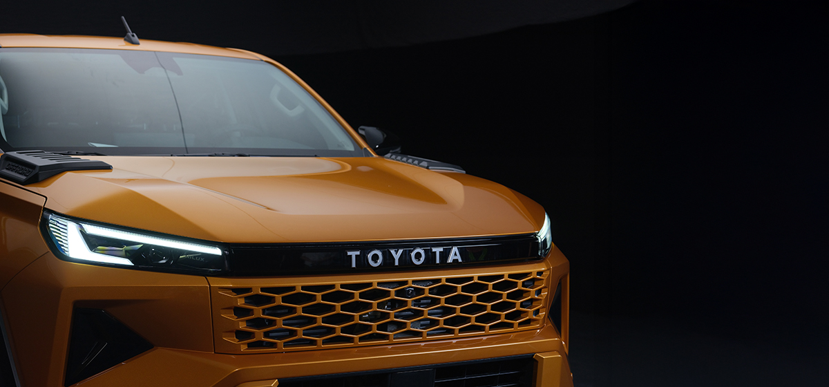 ảnh mặt trước ngang HILUX TRAILHUNTER 2.8 4X4 AT