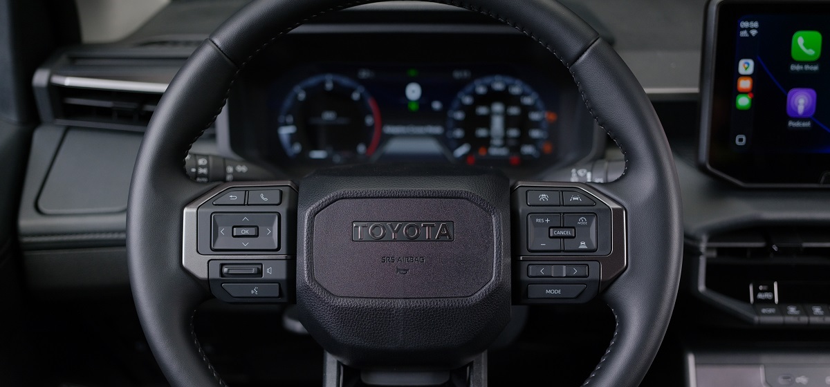 ảnh nội thất vô lăng HILUX TRAILHUNTER 2.8 4X4 AT